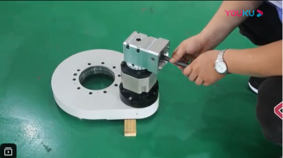 直齒驅(qū)動(齒輪式回轉(zhuǎn)驅(qū)動、回轉(zhuǎn)減速器)工作演示 直齒驅(qū)動(齒輪式回轉(zhuǎn)驅(qū)動、回轉(zhuǎn)減速器)工作演示